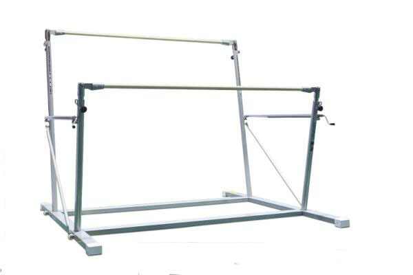 训练高低杠（B）